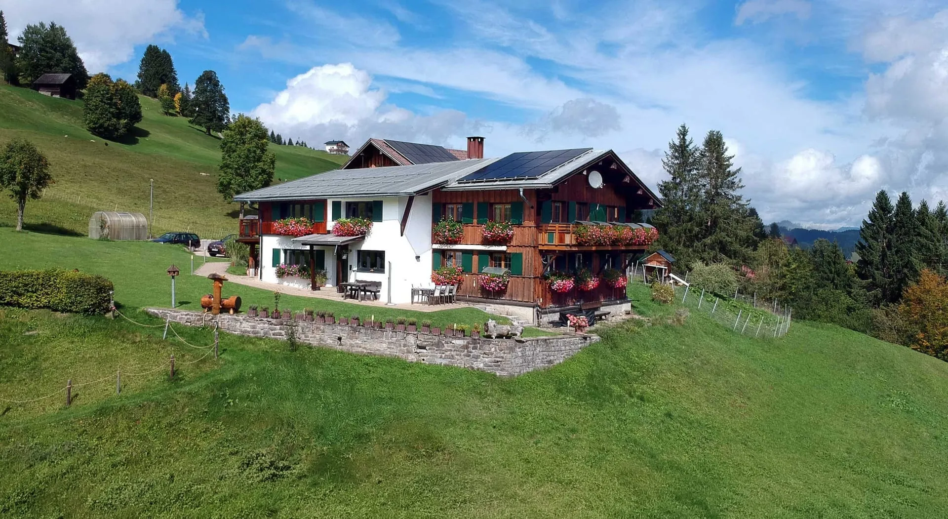 Walserhaus Gondamaika im Sommer mit Garten und Bergpanorama, Hirschegg im Kleinwalsertal