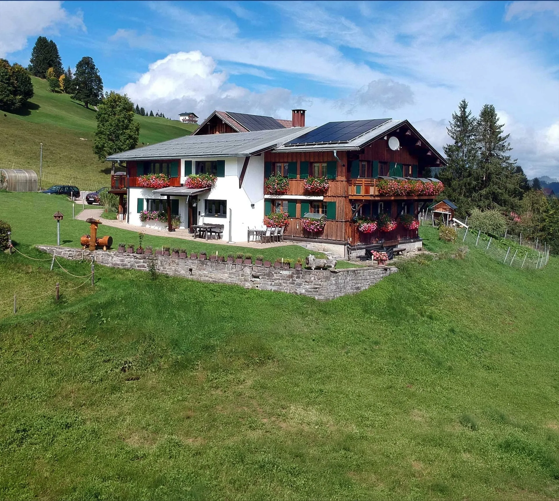 Walserhaus Gondamaika im Sommer mit Garten und Bergpanorama, Hirschegg im Kleinwalsertal
