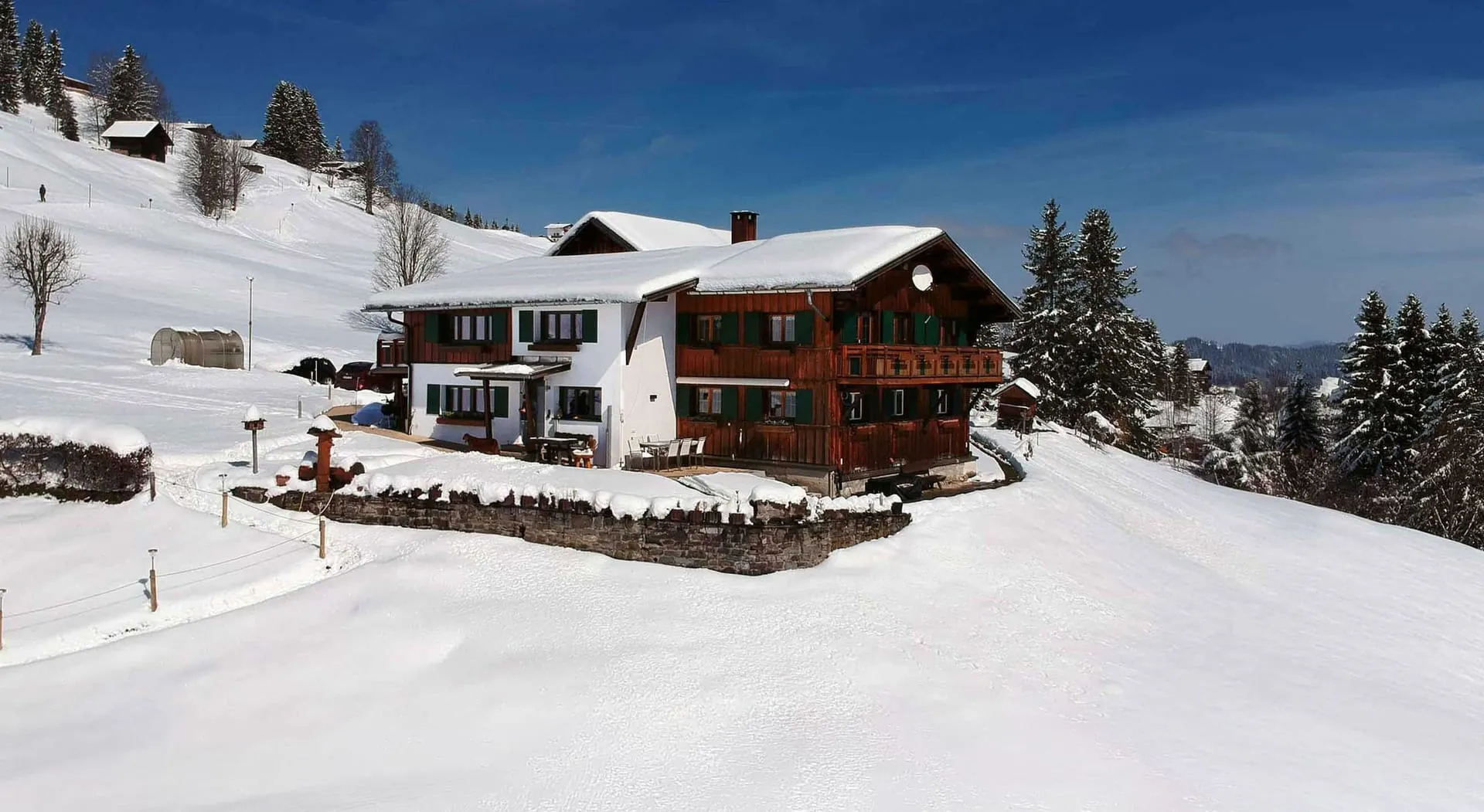 Walserhaus Gondamaika im Winter mit Schnee direkt an der Skipiste, Hirschegg im Kleinwalsertal