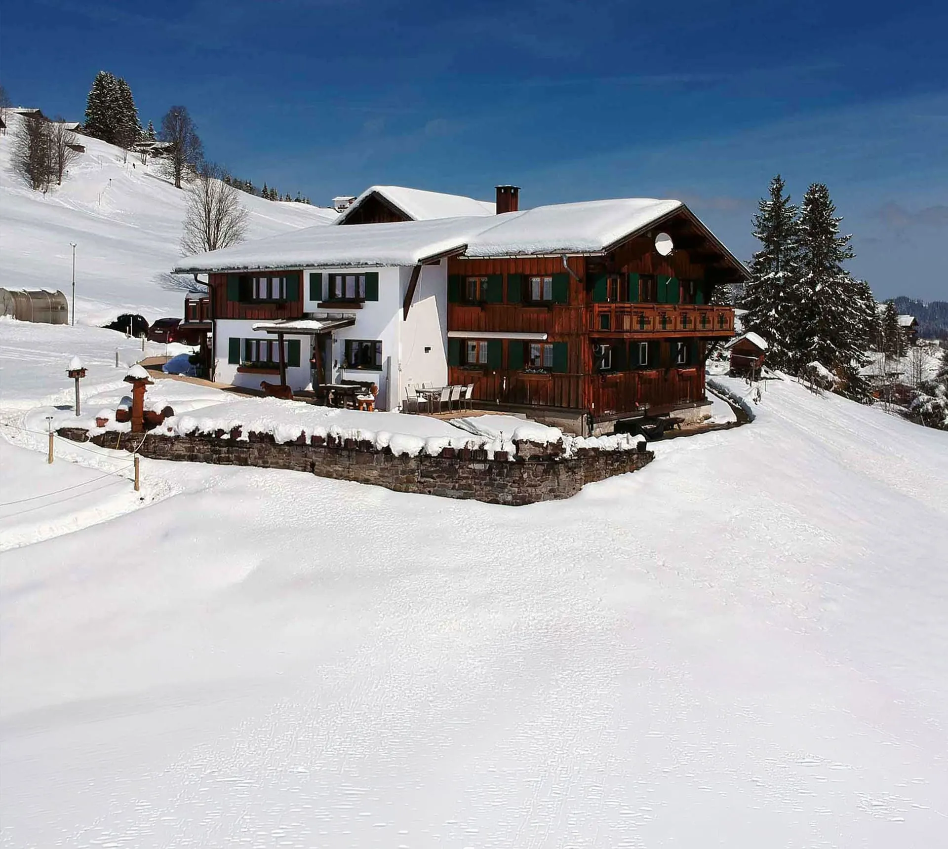 Walserhaus Gondamaika im Winter mit Schnee direkt an der Skipiste, Hirschegg im Kleinwalsertal